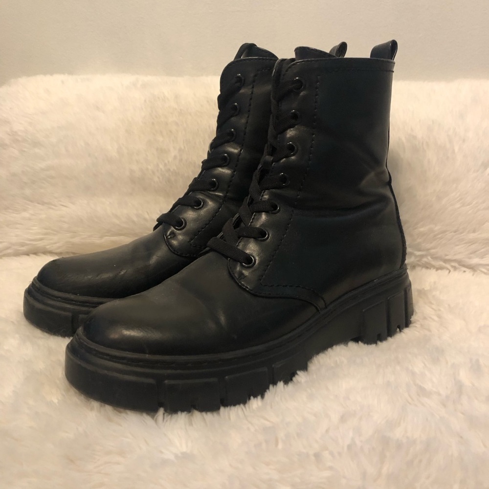 BLACK BOOTS